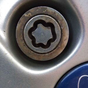 Correct locking wheel nut image