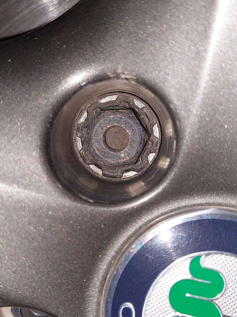 Alfa romeo Giulia - Q4 - 2017 wheel locking nut key replacement