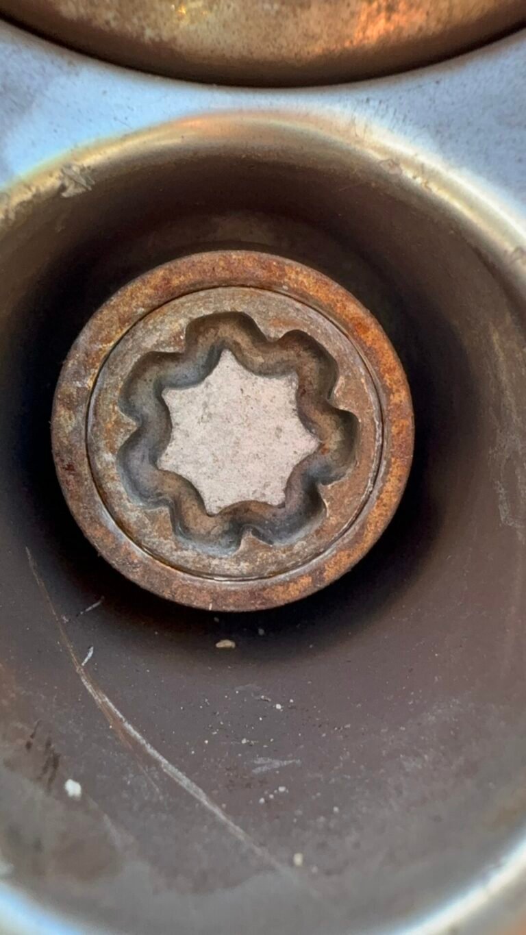 Audi Q5 1.9 TDI wheel locking nut key replacement
