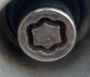 Bluck Toyota Corolla Verso 2008 wheel locking nut