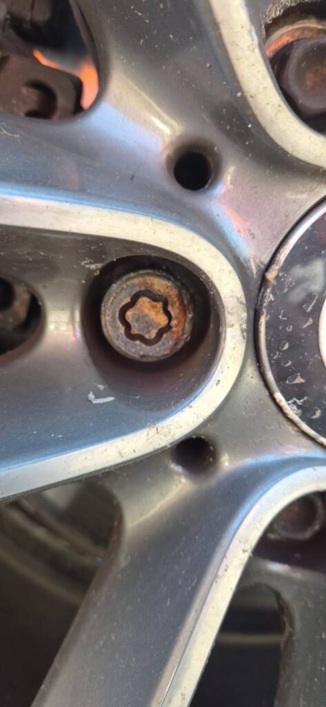 Bmw X1 wheel locking nut key replacement