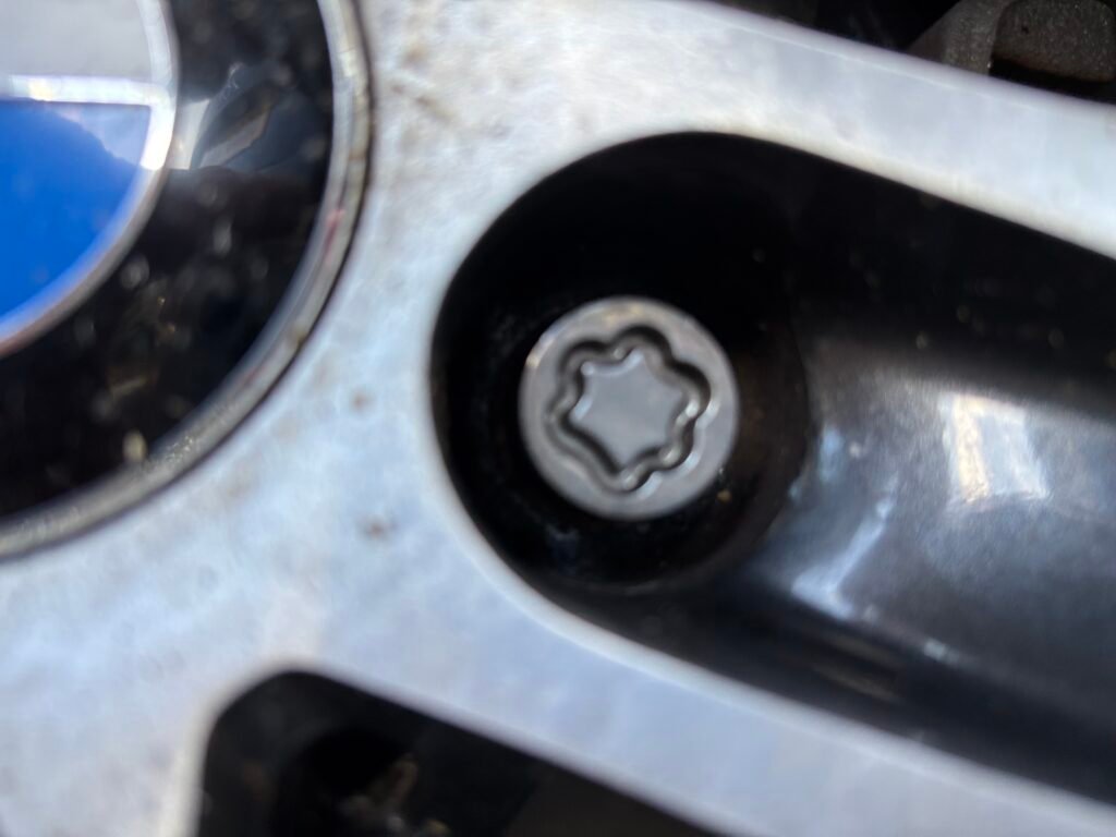 BMW 118i / 118d wheel lock key code