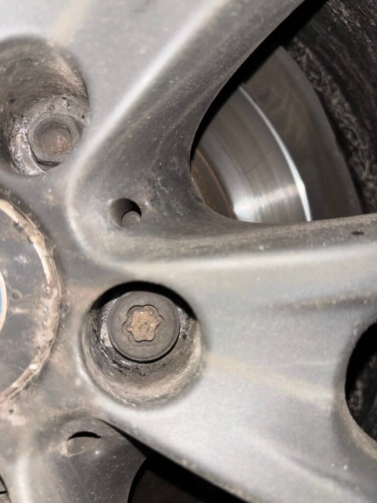 BMW 420i coupe 2017 locking wheel nut