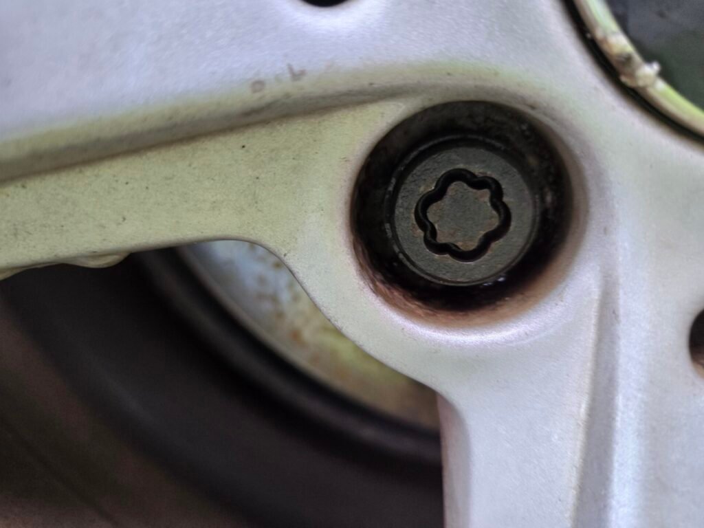 bmw series 1 118d wheel locking nut