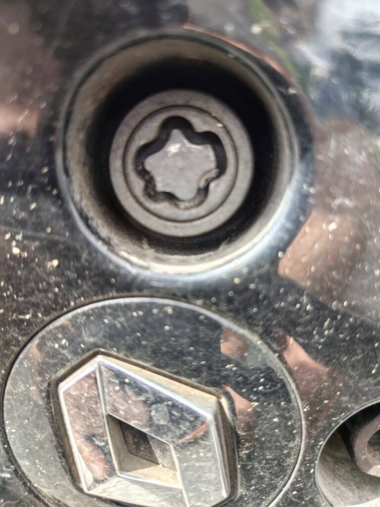 Captur 1.5 disel dCi 2016 wheel locking nut key replacement
