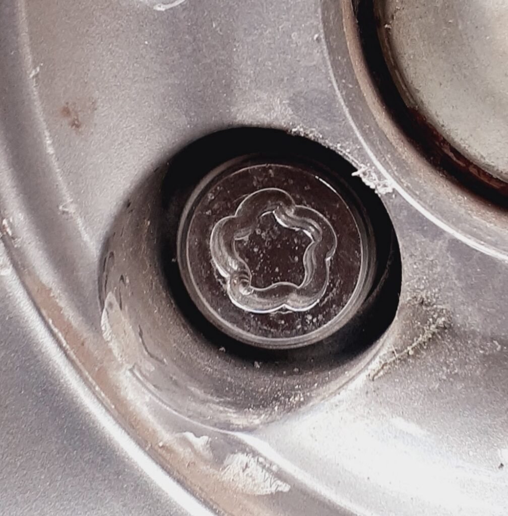 Chrysler Ypsilon wheel locking nut key replacement