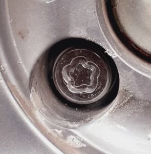 Chrysler Ypsilon wheel locking nut key replacement
