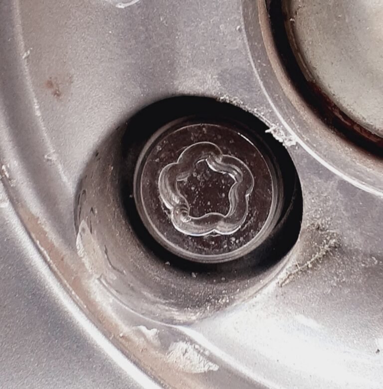 Chrysler Ypsilon wheel locking nut key replacement