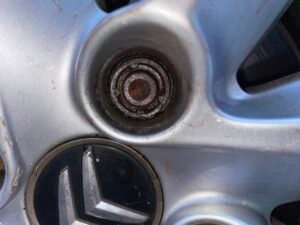 Citroen C4 wheel locking nut