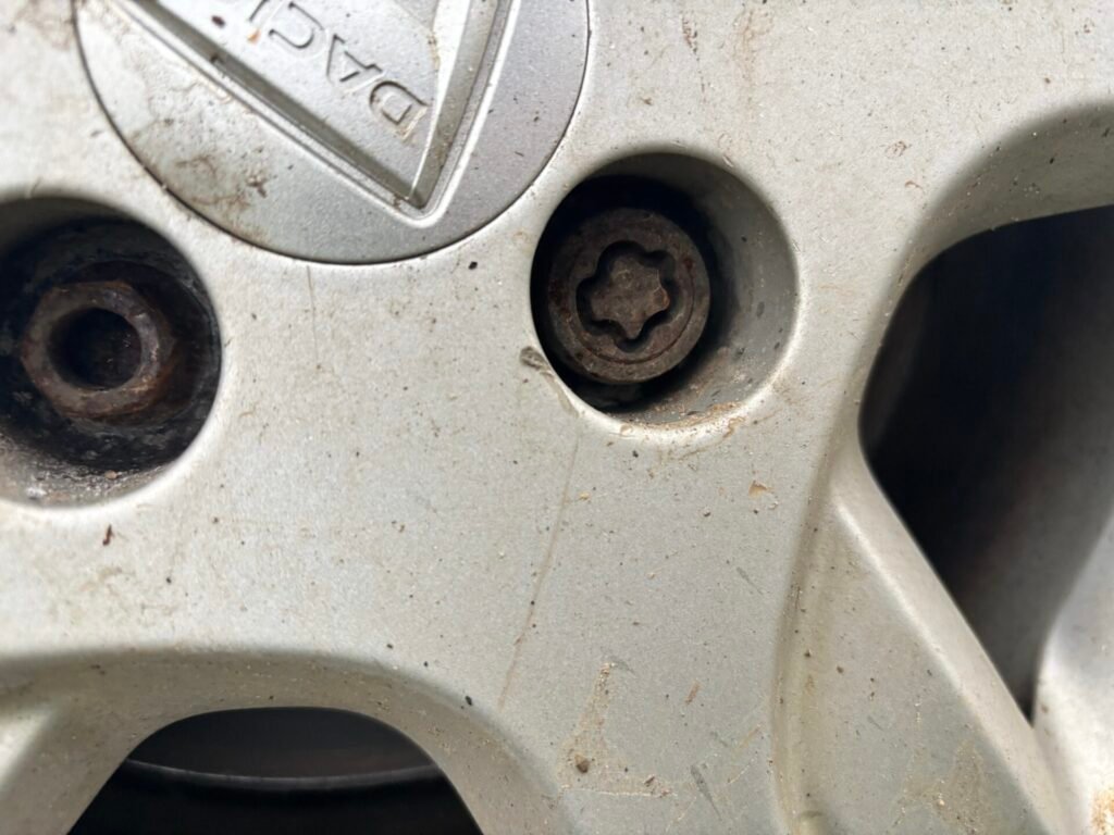 Dacia Logan estate wheel locking key