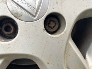 Dacia Logan estate wheel locking key
