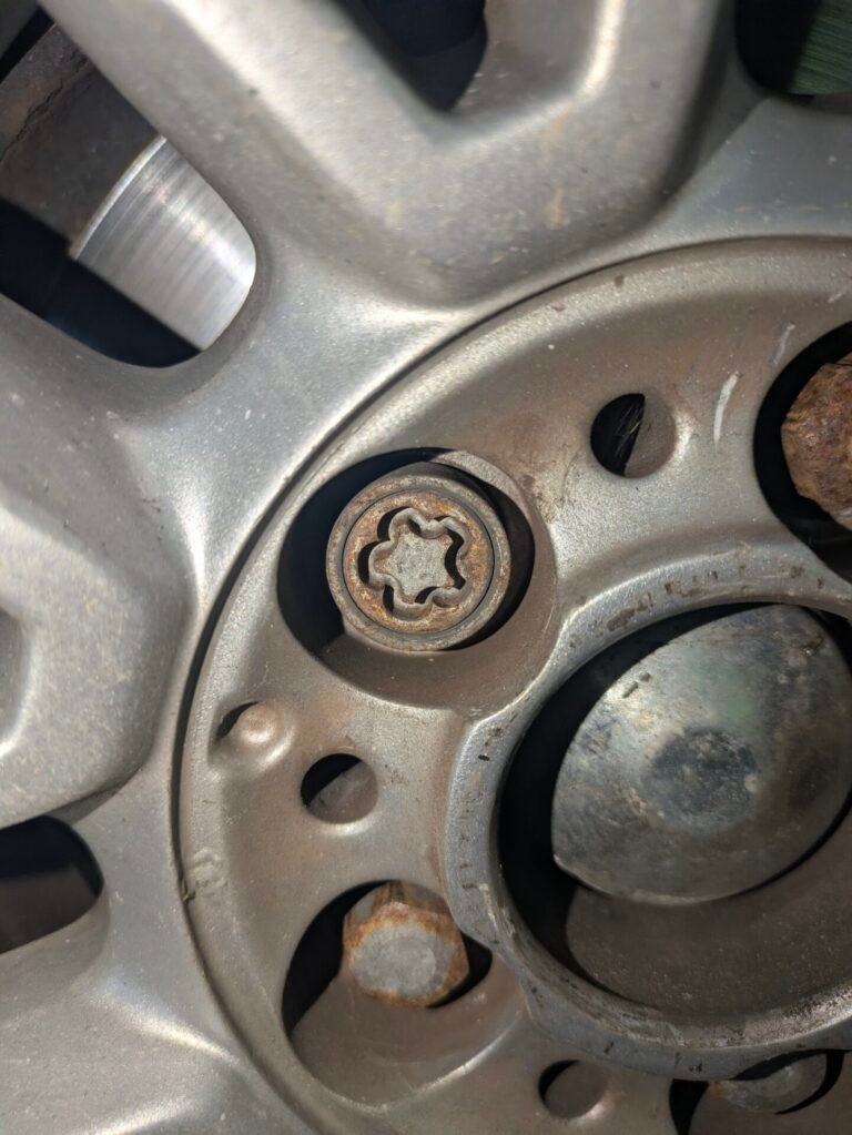 Fiat 500L wheel locking nut key replacement