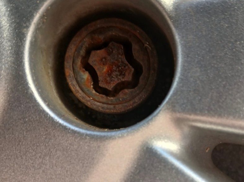 Fiat Pinto Grande Eleganza wheel locking nut key replacement