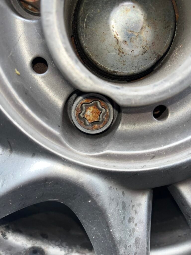 Fiat 500 wheel lock key code