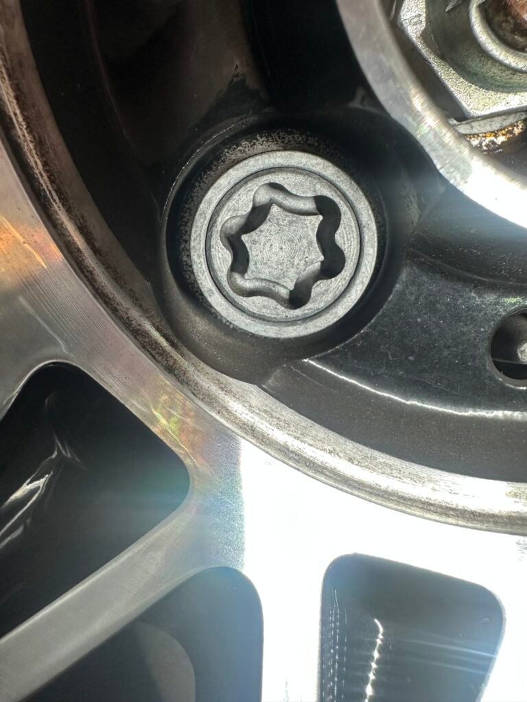 Fiat 500 locking lug nut