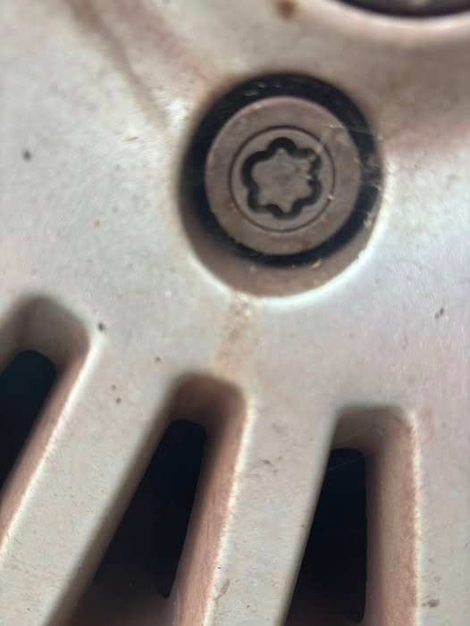 Ford Focus (2008) wheel locking nut key replacement