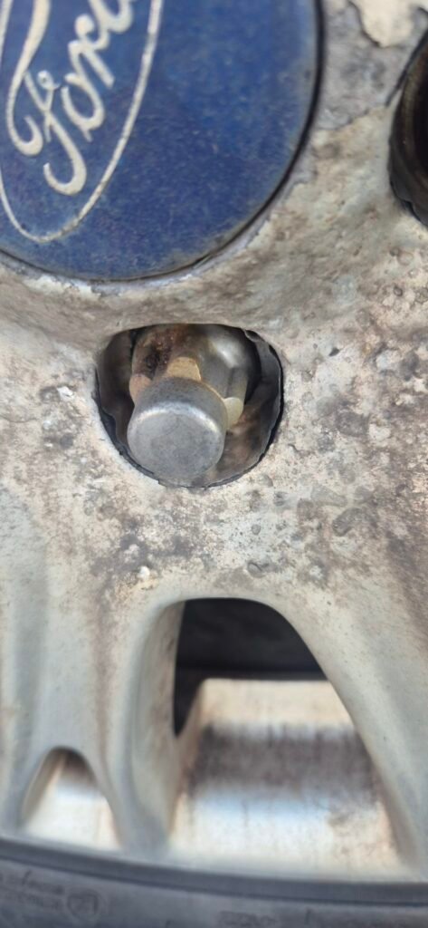 ford focus 2013 locking wheel nut
