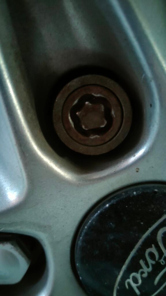 Ford Focus wheel locking key