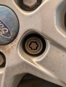 Ford Focus titanium Diesel 1.6 2012 locking lug nut
