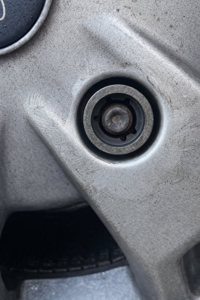 Ford Ford transit costum 2015 2.2 125 pk wheel lock key code