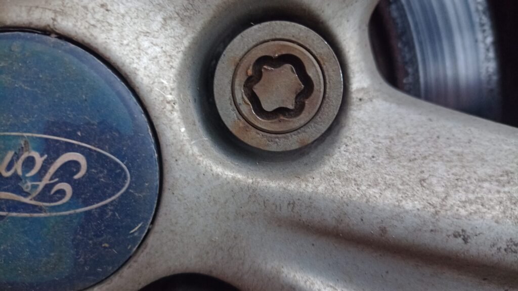 Ford Galaxy wheel locking key