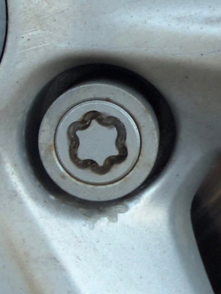 Ford Smax 2014 locking wheel nut