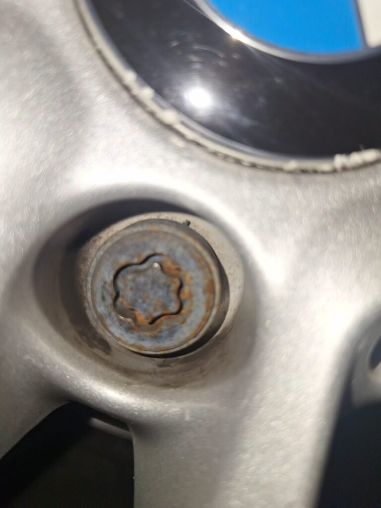 Hadaf Seire 3 318d 2017 f31 wheel locking nut key replacement