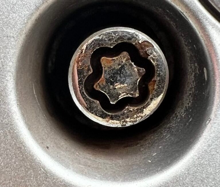Honda civic ep3 type-r 2004 Honda civic ep3 type-r 2004 wheel locking nut key replacement