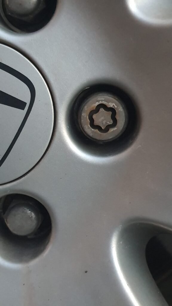 Honda Cr-v 2.0 2008 wheel locking nut key replacement