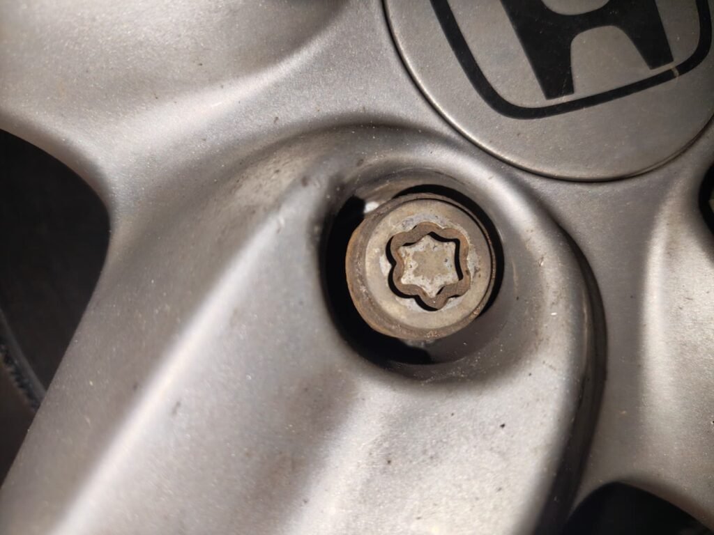 Honda Civic 2010 Type S wheel lock key code