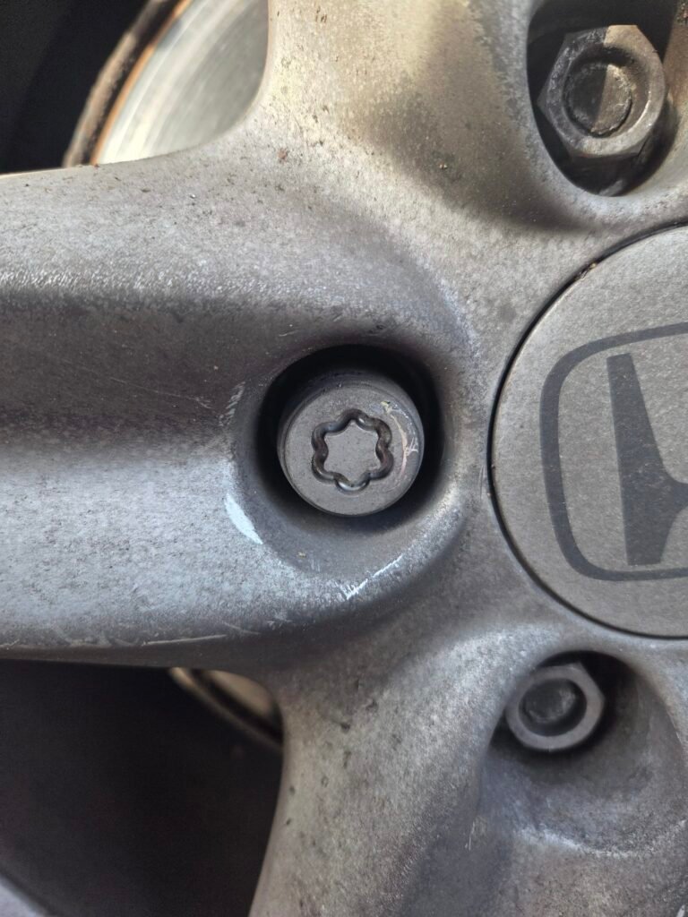 Honda Civic locking lug nut