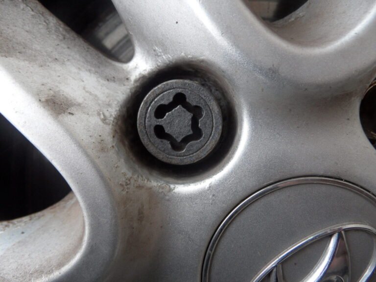 Hyundai Hyundai i30 SE BLUEDRIVE CRDI (2016) wheel locking nut key replacement