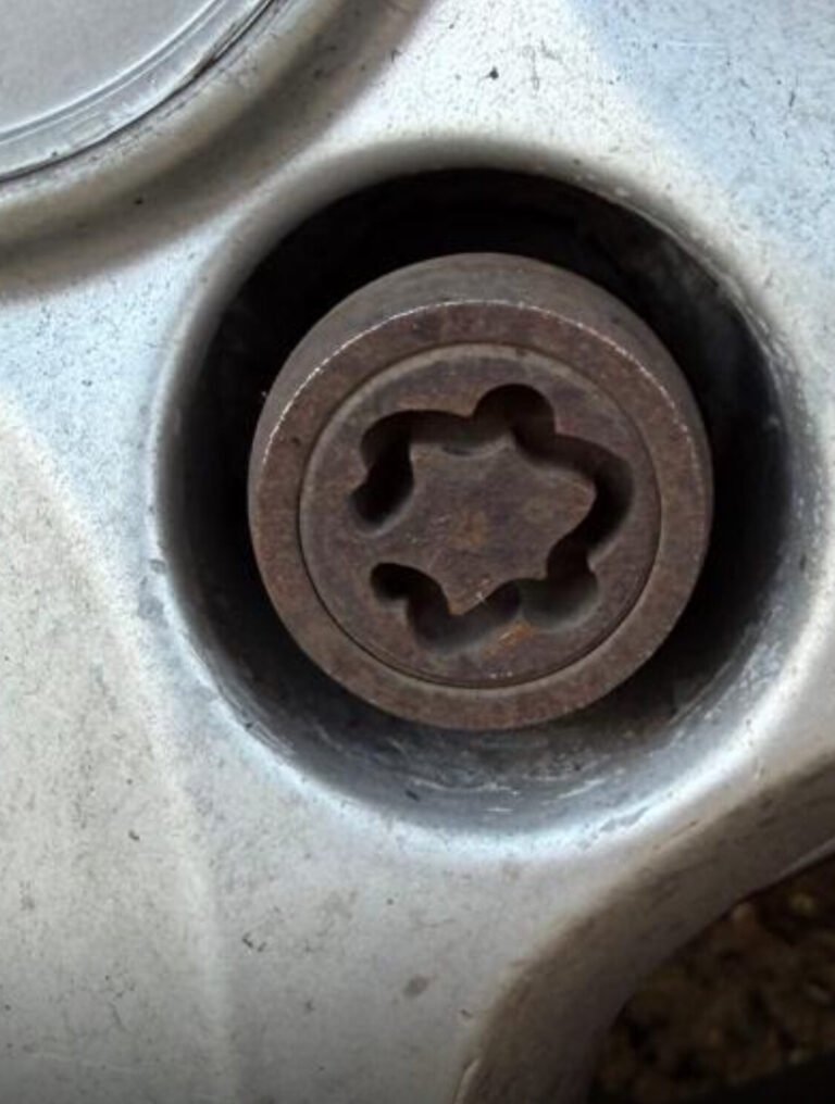 Hyundai i30 2009 wheel locking nut key replacement
