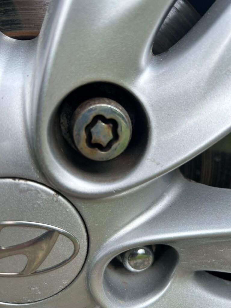 Hyundai Ix20_2011 wheel locking nut key replacement