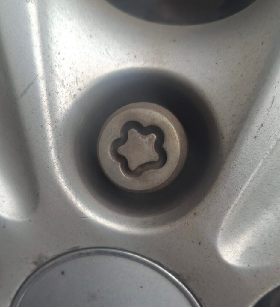 Hyundai Ix35 wheel locking nut key replacement