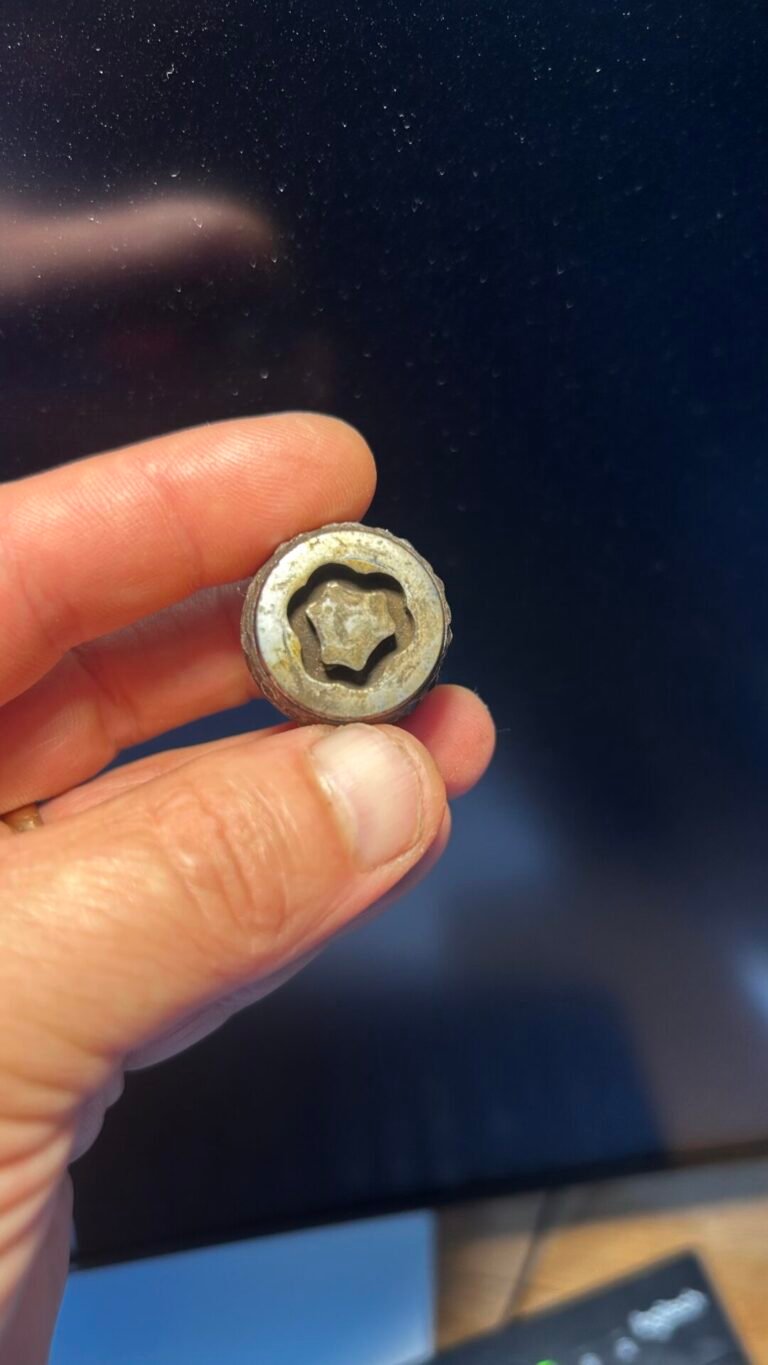 Hyundai Sante Fe (2011) wheel locking nut key replacement