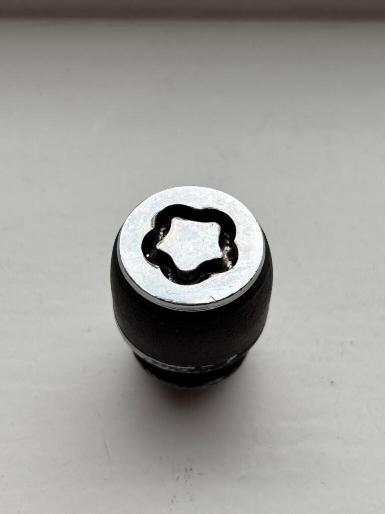 Hyundai Tucson (2015) wheel locking nut key replacement