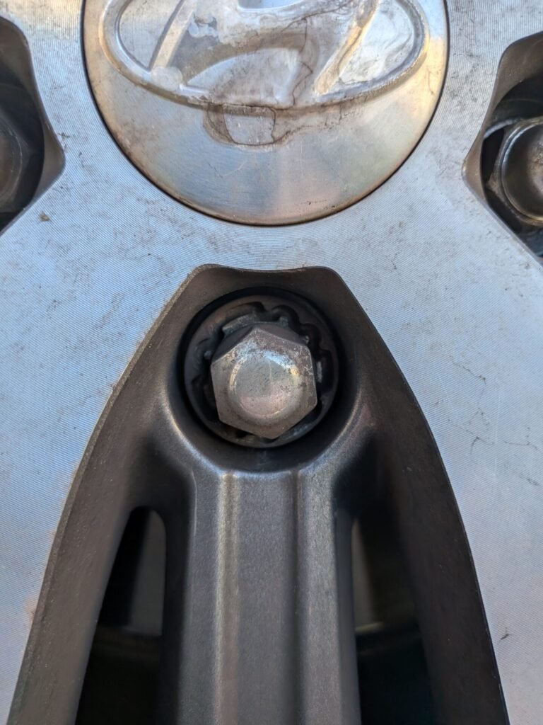 HYUNDAI Tuscon wheel locking nut key replacement