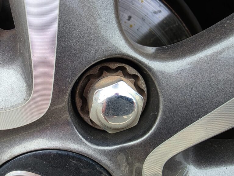 Hyundai I10 wheel locking nut