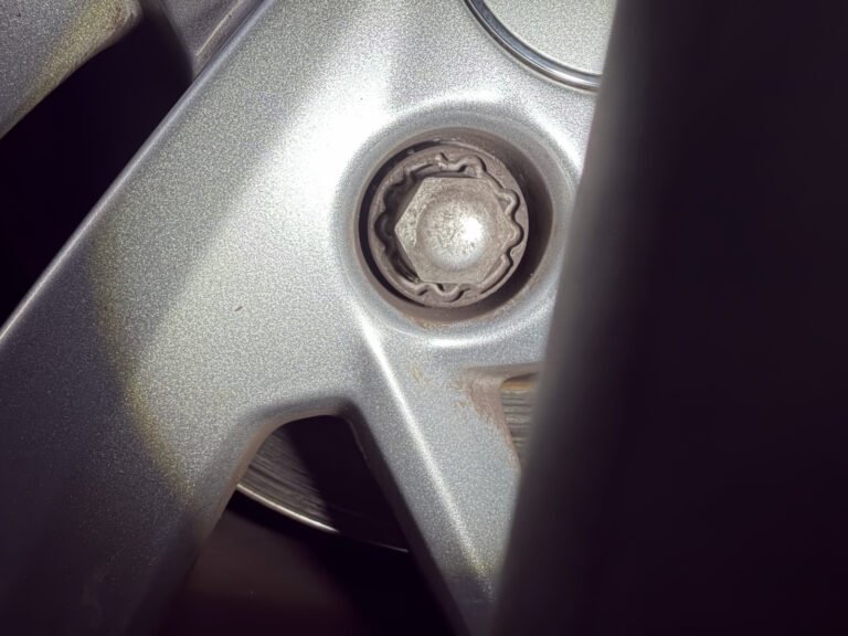 Hyundai i10 wheel locking nut