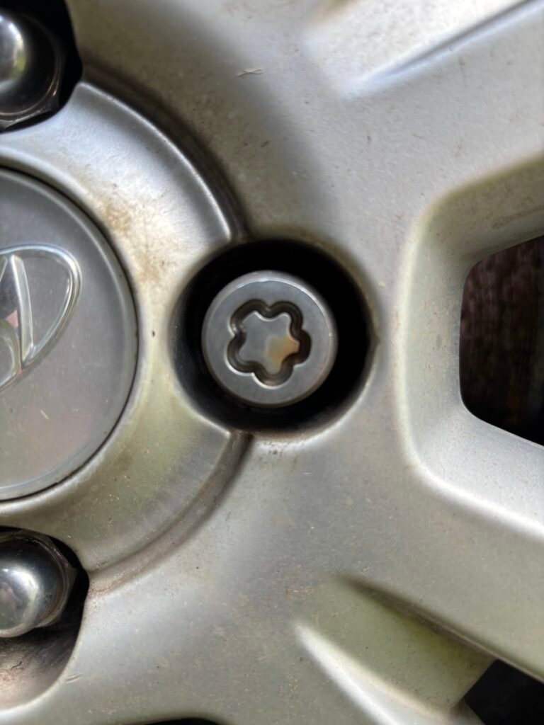 Hyundai i20 (2016) lug nut key