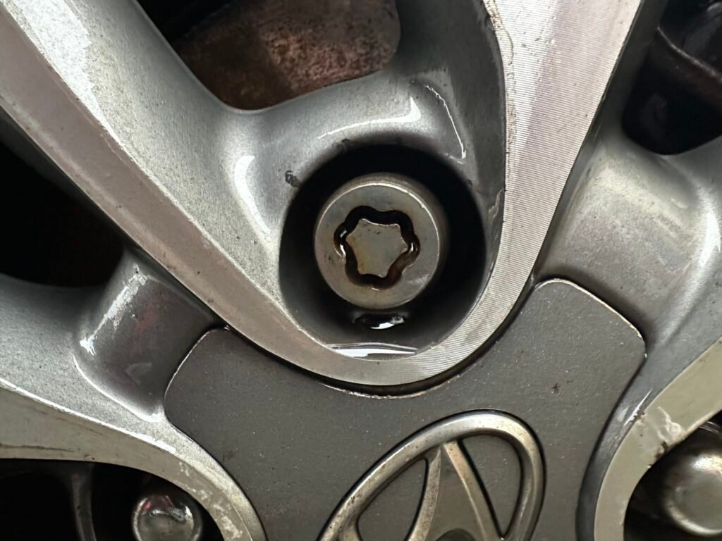 Hyundai i20 locking lug nut