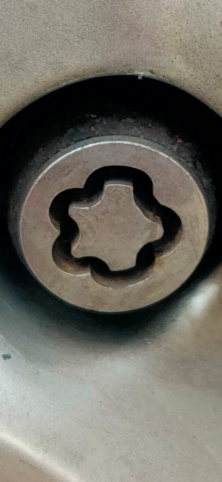 Hyundai I30 lug nut key