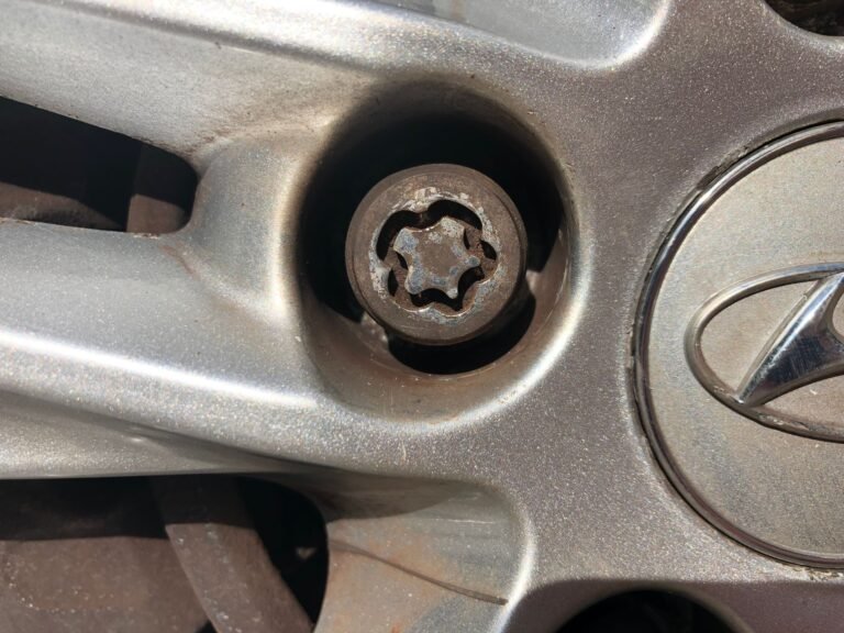 Hyundai I30 lug nut key