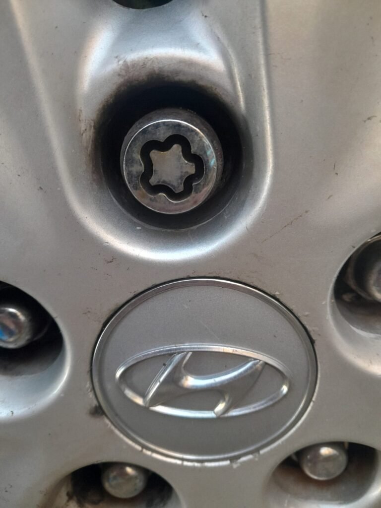 Hyundai I30 lug nut key