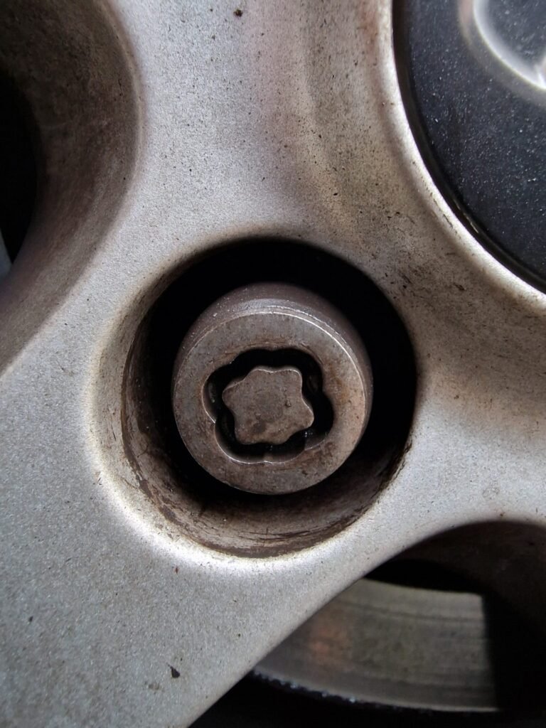 Hyundai i40 locking wheel nut key