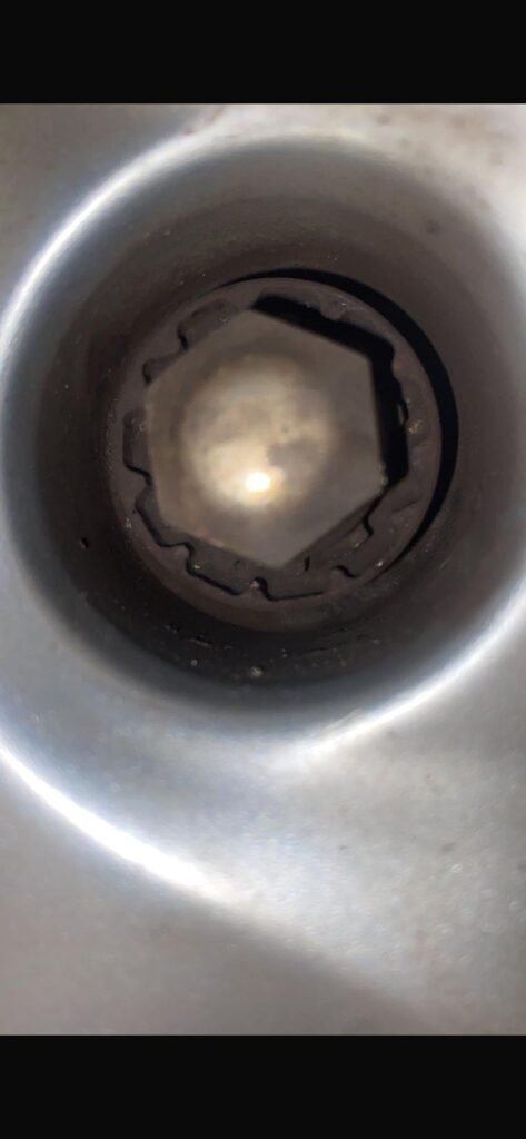 Hyundai i800 lug nut key