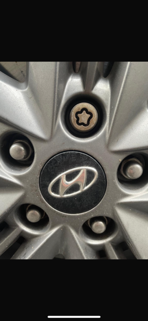 Hyundai ix35 wheel locking nut