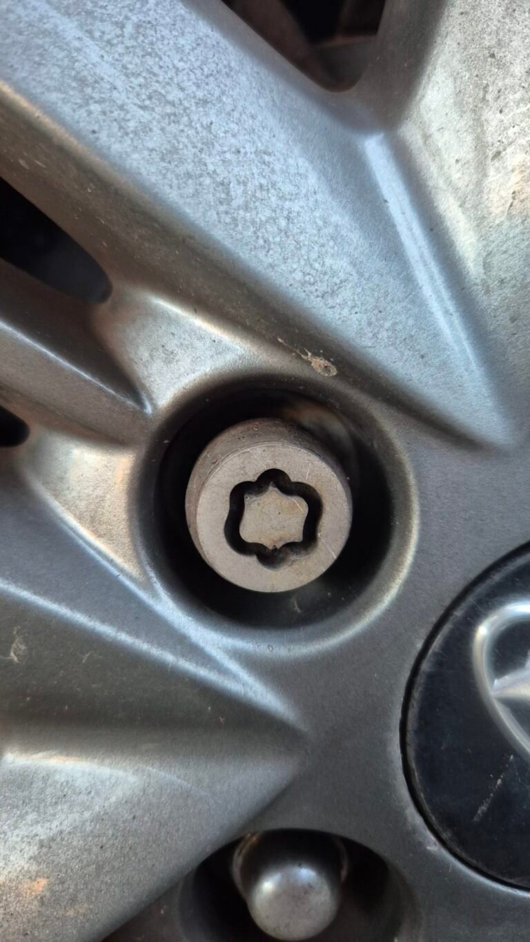 Hyundai Ix35 2015 wheel lock key code