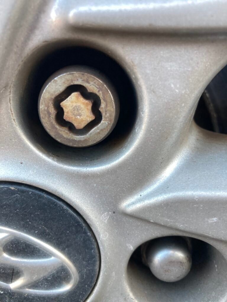 Hyundai Tuscon wheel locking nut key replacement